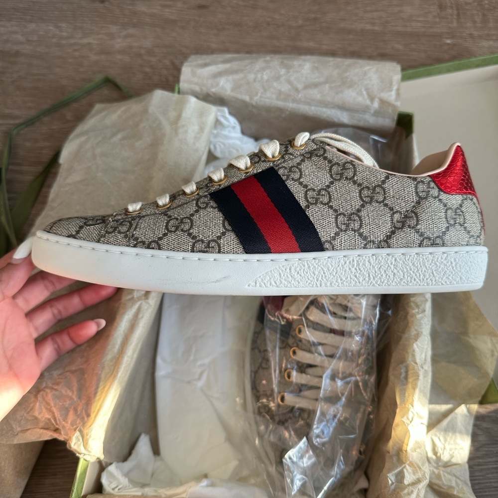 Gucci shoes brand new Women's Ace GG Supreme sneaker. Size 38.5